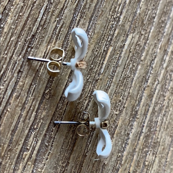 Pretty bow earrings NWOT - Picture 2 of 2